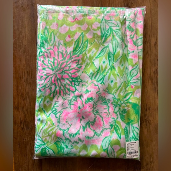 Lilly Pulitzer Accessories - NWT Lilly Pulitzer GWP Wrap - Feeling Lime